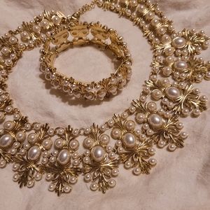 SET....New..New..Collar and Bracelet....Elegent..beutiful